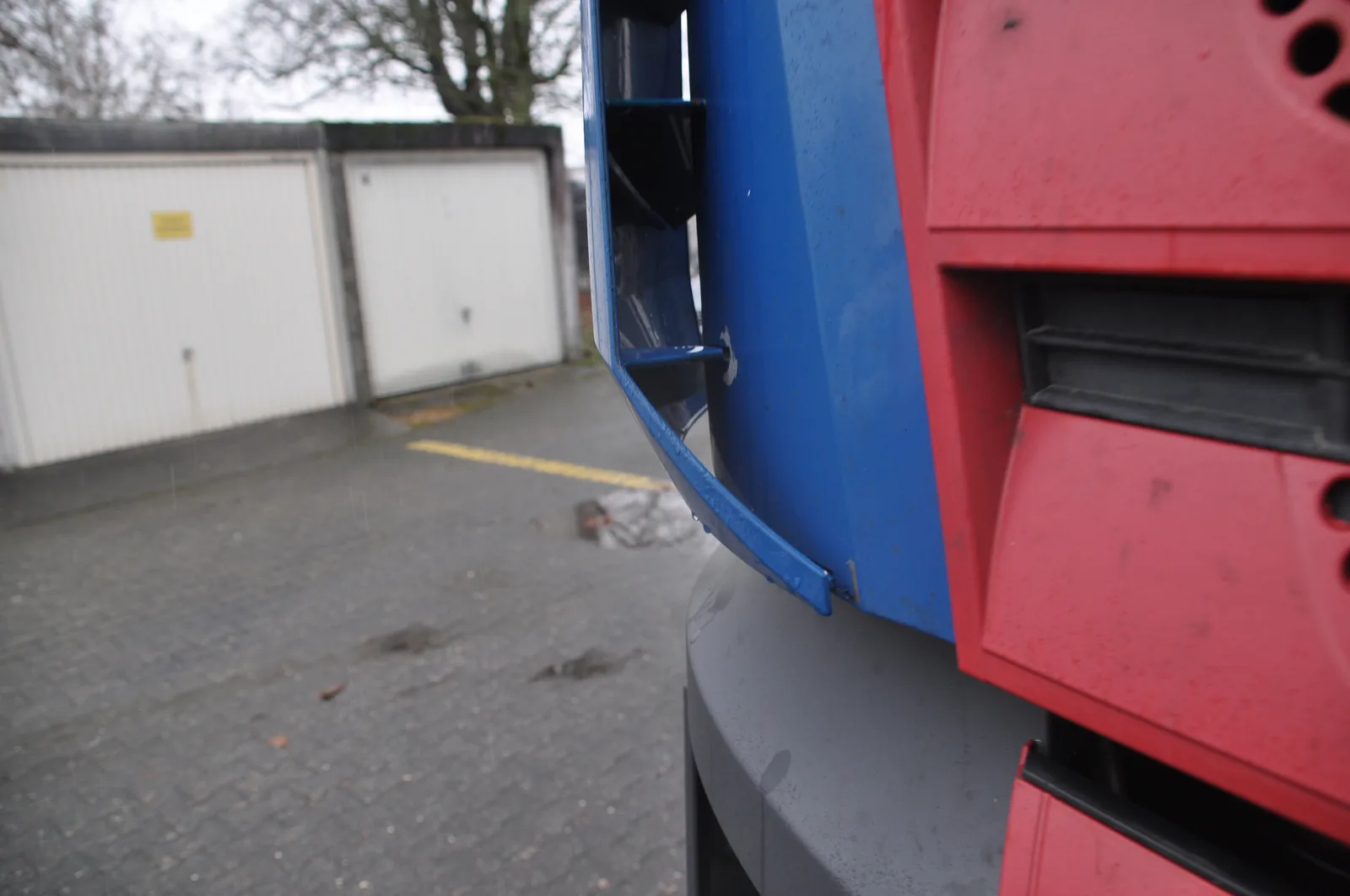Verbogene Frontverkleidung einer Lkw-Zugmaschine im Detail, aufgenommen von der Seite