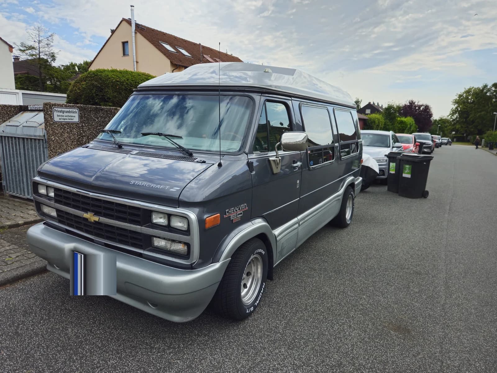 Klassischer Chevrolet-Van bei der Fahrzeugbegutachtung
