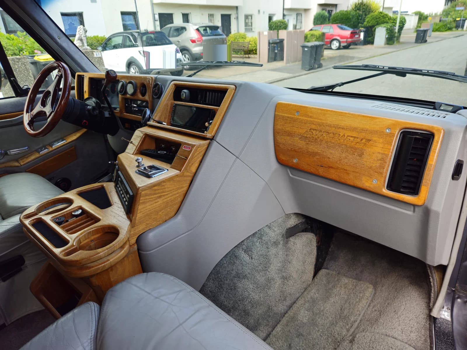 Innenraum eines klassischen Fahrzeugs mit Holzarmaturen und Lenkrad