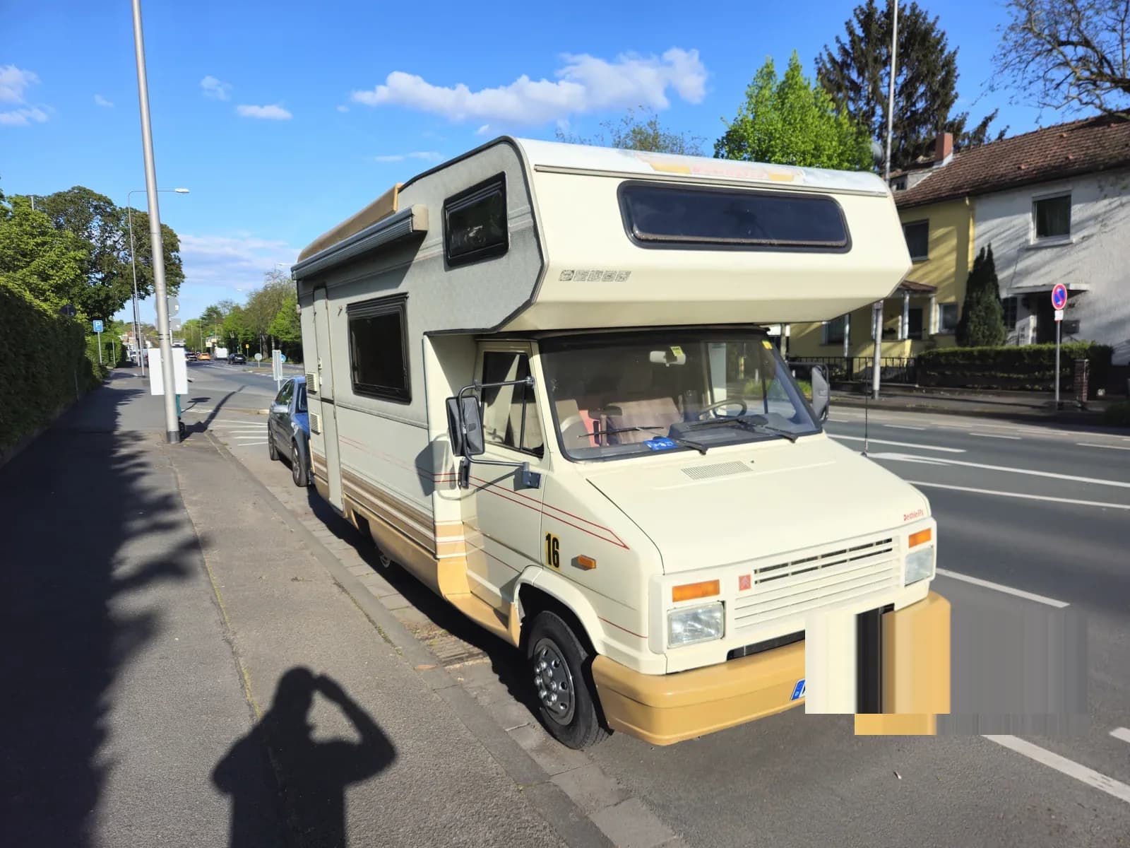 Wohnmobil bei einer Fahrzeugbegutachtung am Straßenrand